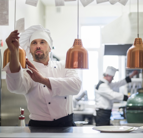 Kucharz wzywa jednego z pracowników restauracji