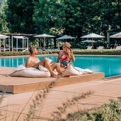 Para nad basenem hotelowym