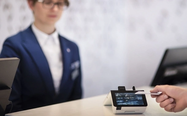 Płatność na terminalu w hotelu