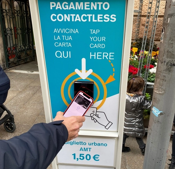 Płatność bezgotówkowa telefonem w transporcie publicznym