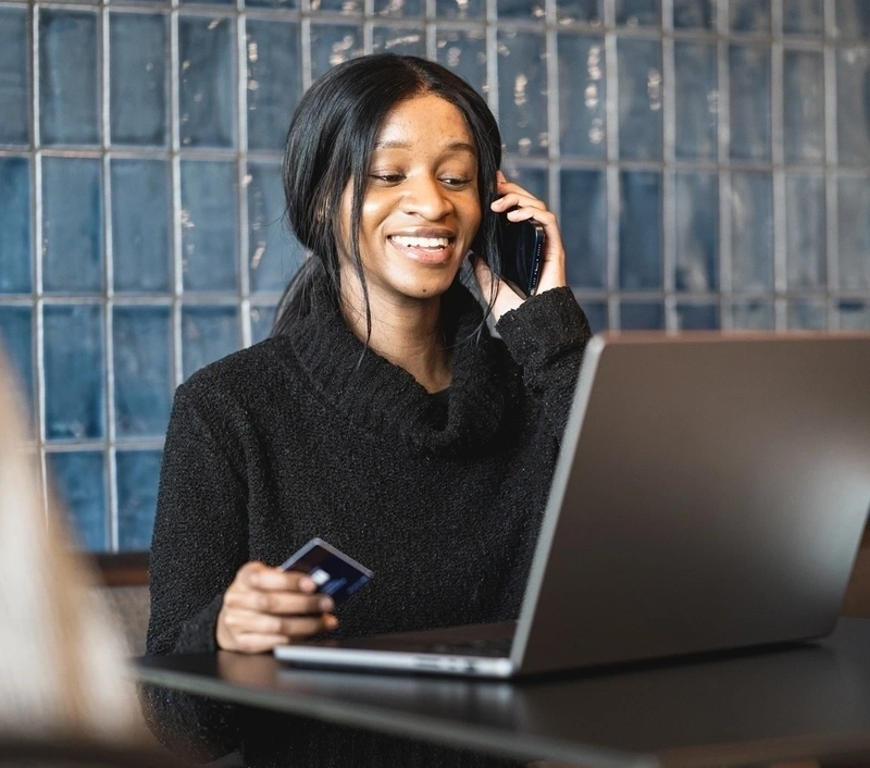 Płatności online przez laptopa